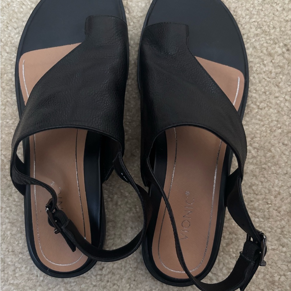 Black Minimalist Sandals with Adjustable Strap by Vionic